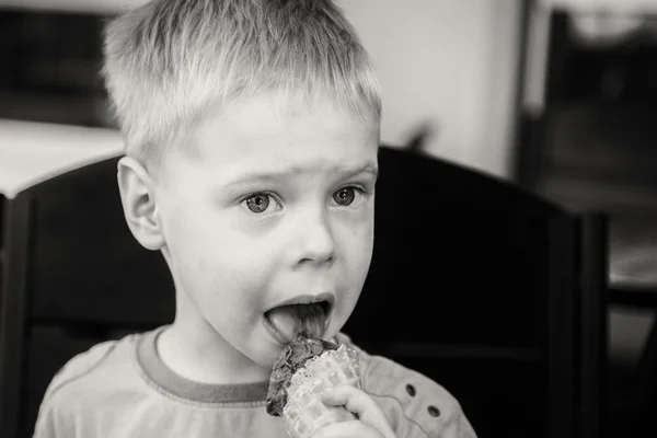 Kleine jongen die ijs eet. — Stockfoto