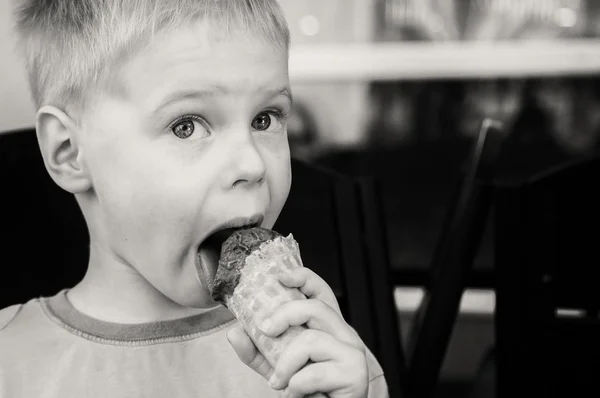 Piccolo ragazzo mangiare gelato. — Foto Stock