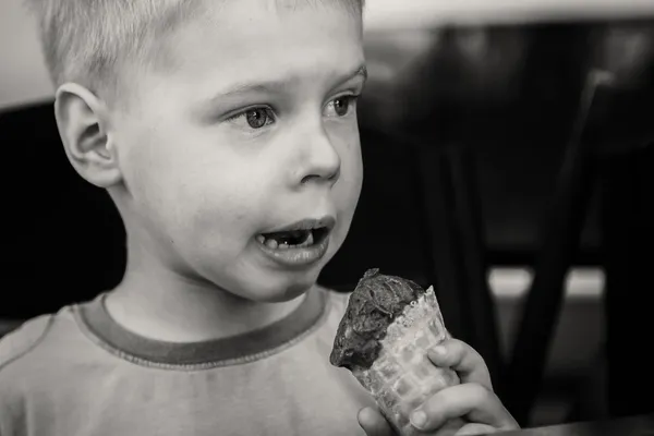 Mały chłopiec jedzący lody. — Zdjęcie stockowe