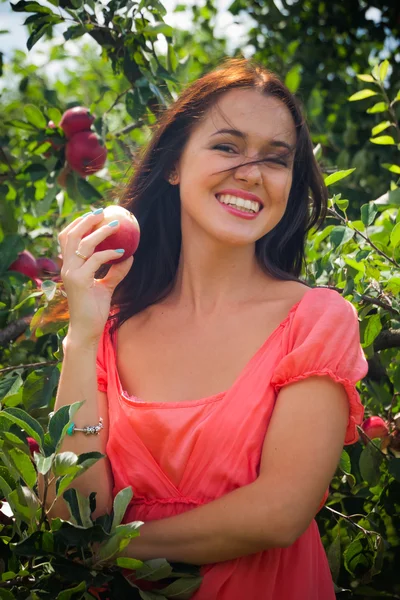 Mujer en huerto de manzana — Foto de Stock