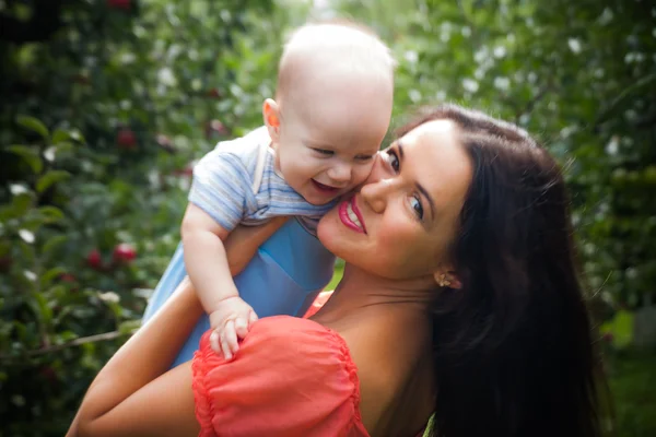 Matka a dítě s úsměvem — Stock fotografie