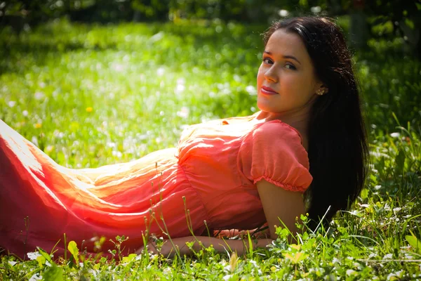 Brunette couchée dans l'herbe — Photo