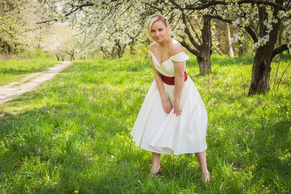 Rubia en la naturaleza — Foto de Stock