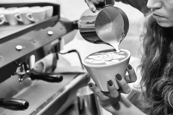 Woman making coffee — Stock Photo, Image