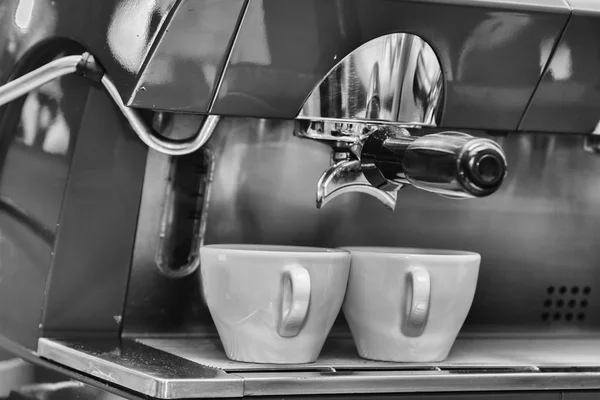 Кофеварка с двумя чашками — стоковое фото