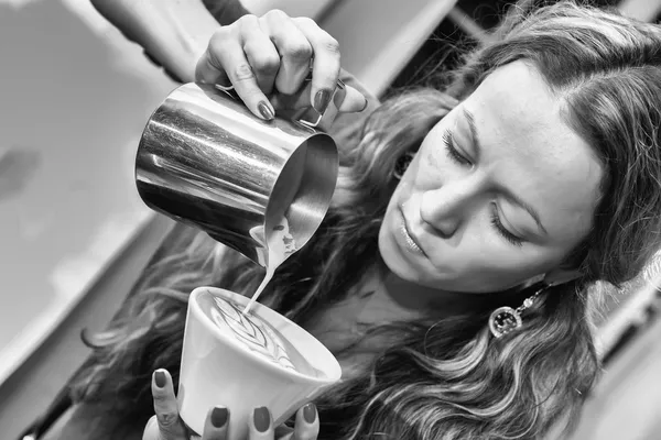 Woman making coffee — Stock Photo, Image