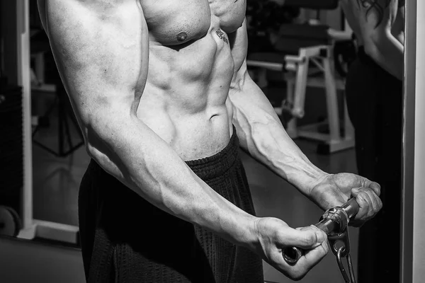 Hombre tatuado en el gimnasio —  Fotos de Stock