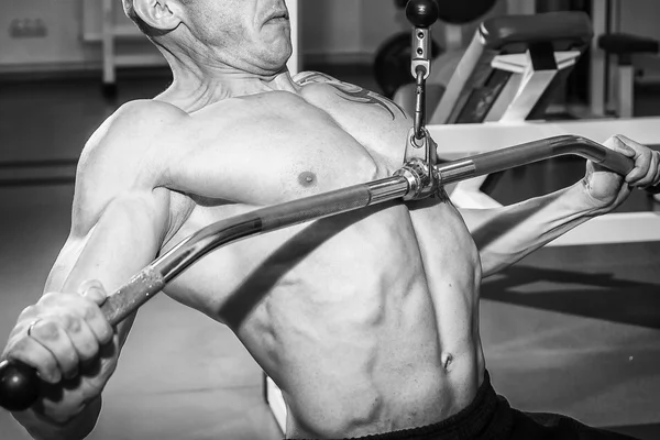 Hombre tatuado en el gimnasio — Foto de Stock