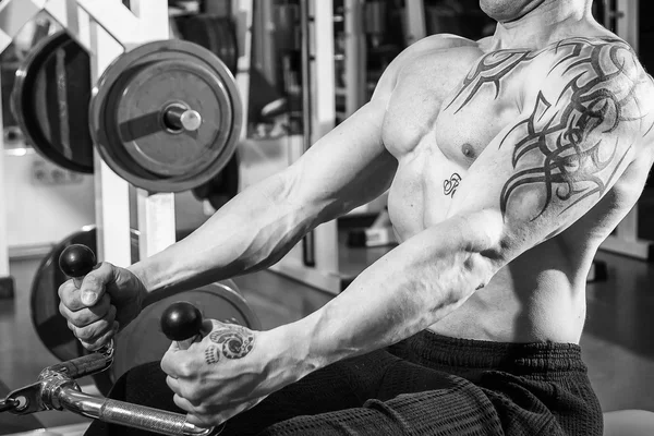 Mannen i tattoo i gymmet — Stockfoto