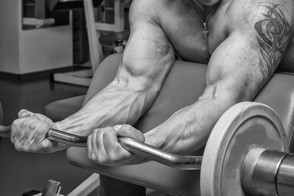 Homme tatoué dans la salle de gym — Photo