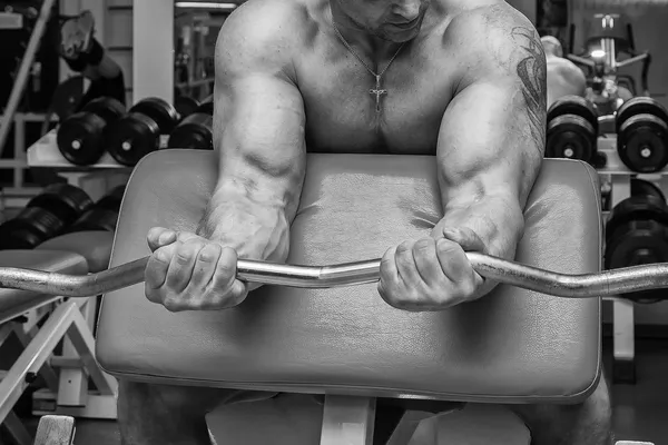 Hombre tatuado en el gimnasio — Foto de Stock