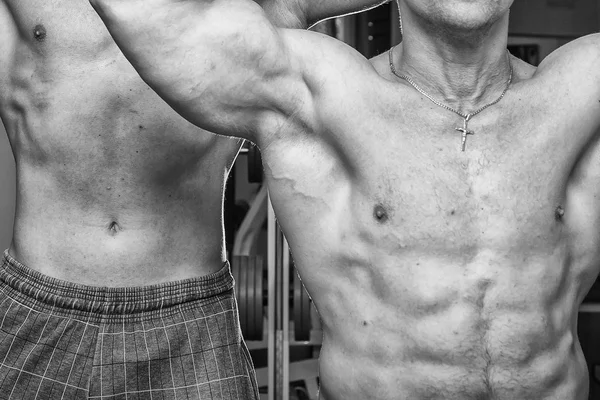 Два культуриста демонстрируют мышцы — стоковое фото