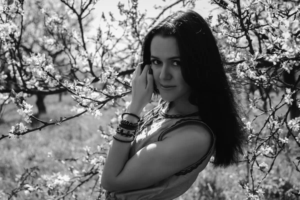Flicka nära ett blommande träd — Stockfoto