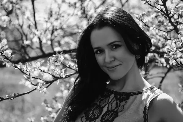 Chica cerca de un árbol floreciente — Foto de Stock