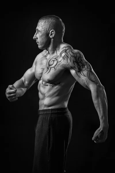 Muscle man met tatoeages — Stockfoto