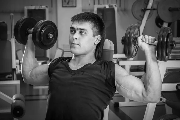 Mann im Fitnessstudio mit Hanteln — Stockfoto