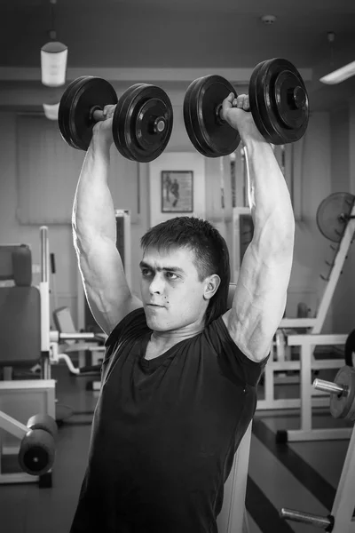 Mann im Fitnessstudio mit Hanteln — Stockfoto