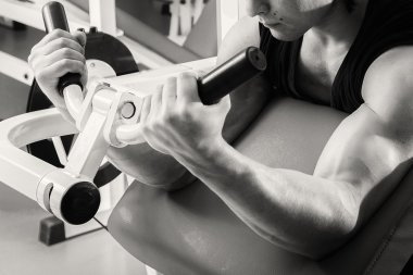 Spor salonundaki adam..