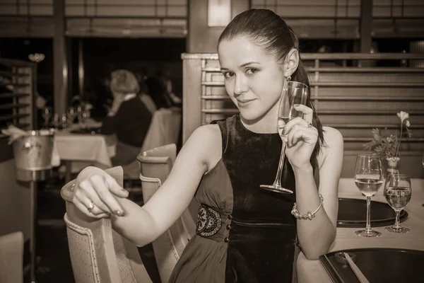 Mujer feliz en el restaurante — Foto de Stock