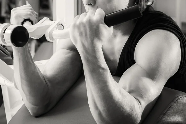 Uomo in palestra. — Foto Stock