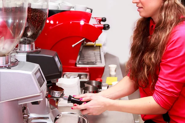 Donna che fa il caffè — Foto Stock