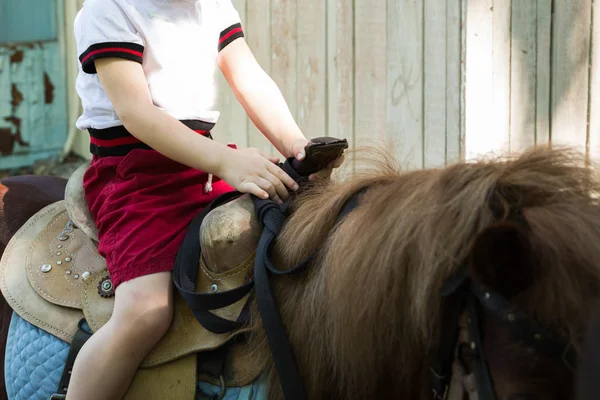 Junge reitet Pony — Stockfoto