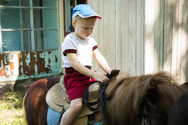 Niño caballo pony — Foto de Stock