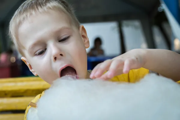 Mały chłopiec jedzenia słodkich Wata cukrowa — Zdjęcie stockowe