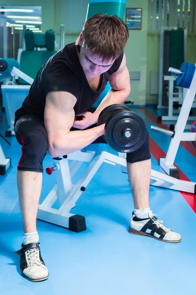 Mann mit Hanteln — Stockfoto