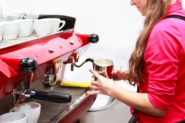 Mulher fazendo café — Fotografia de Stock
