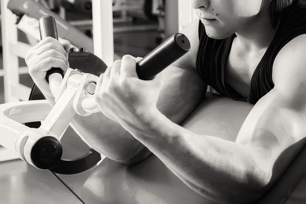 Uomo in palestra. — Foto Stock