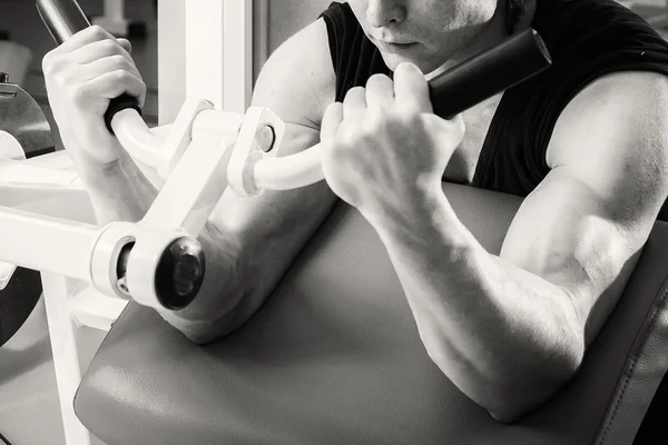 Uomo in palestra. — Foto Stock