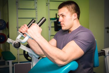 Spor salonundaki adam.