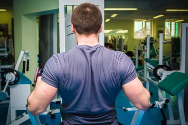 Spor salonundaki adam.