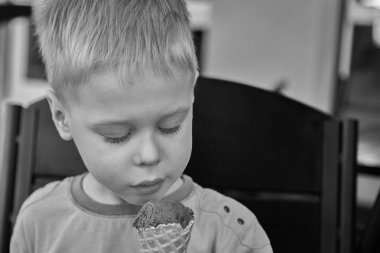 dondurma yemek yürümeye başlayan çocuk