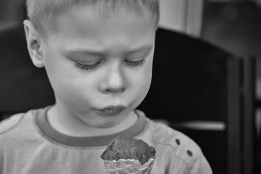 dondurma yemek yürümeye başlayan çocuk