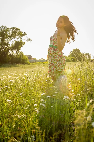 Woman in field — Stock Photo, Image