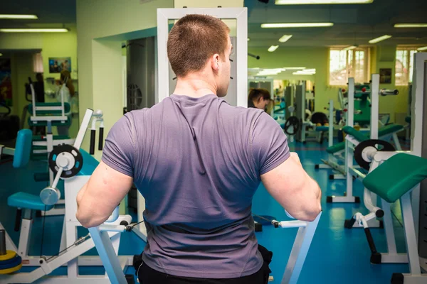 Hombre en el gimnasio — Foto de Stock