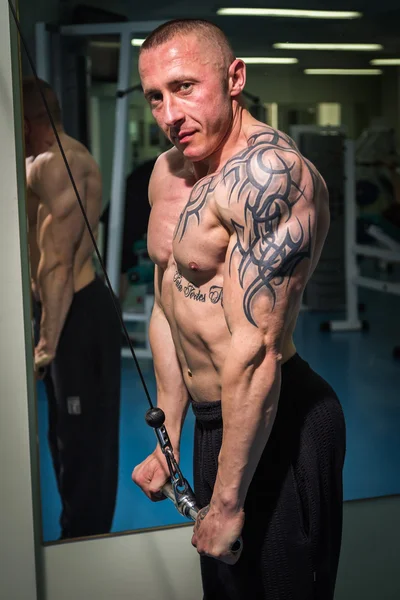 Hombre en el gimnasio . — Foto de Stock