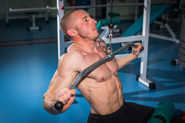 Man in de sportschool. — Stockfoto