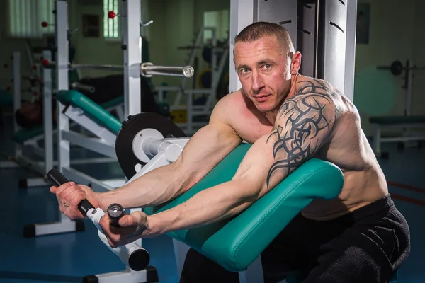 Man in de sportschool. — Stockfoto