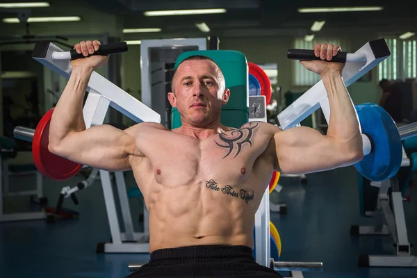 Uomo in palestra. — Foto Stock