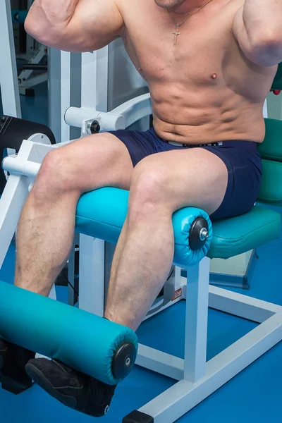 Hombre en el gimnasio — Foto de Stock