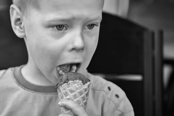 Batole chlapec jíst zmrzlinu — Stock fotografie
