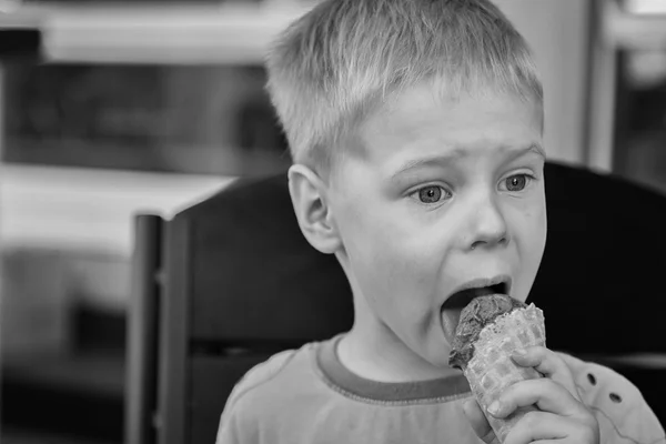 Toddler chłopiec jeść lody — Zdjęcie stockowe