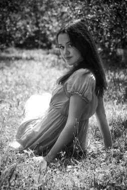 otların arasında oturan esmer