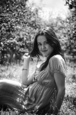 otların arasında oturan esmer