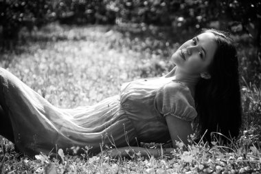 Çimlere yatan esmer