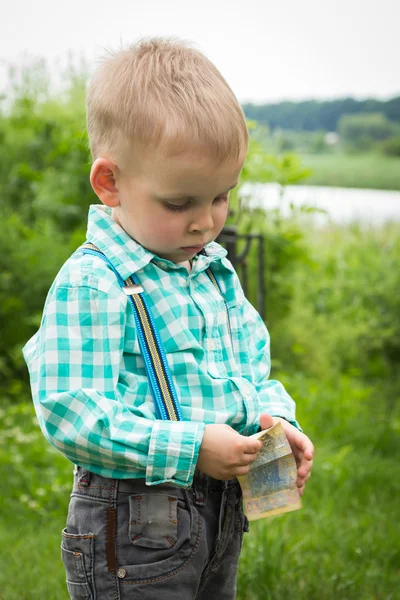 Niño pequeño en la naturaleza — Foto de Stock