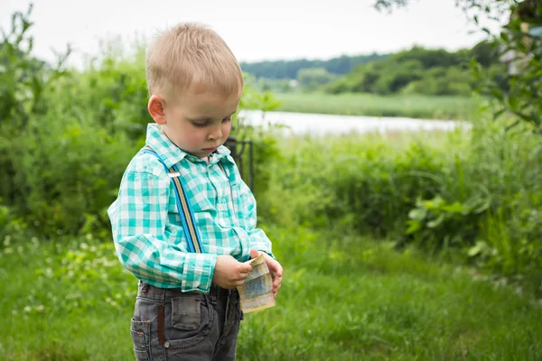 Malý chlapec na přírodu — Stock fotografie